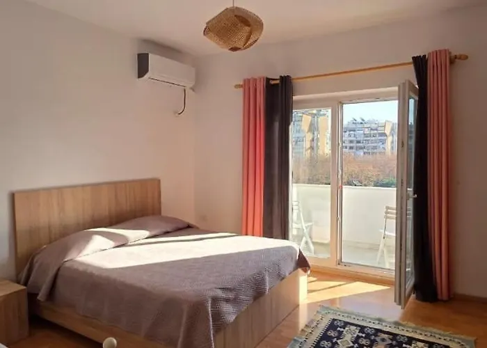 The Writers' Neighbor Apartamento Tirana