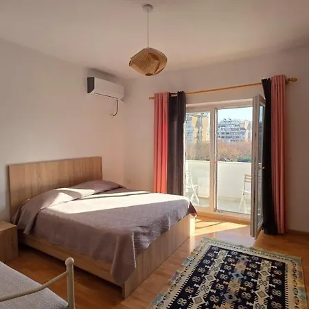 The Writers' Neighbor Apartamento Tirana